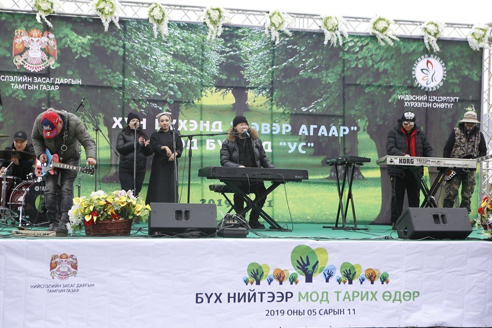 “Никитон” хамтлагийнхан 25 жилийн бэлгүүдээ дэлгэсээр байна